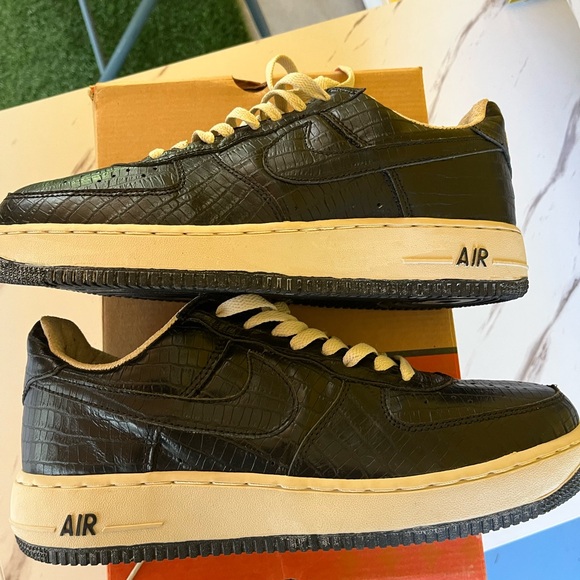 Classic Black Crocodile-Pattern Sneakers - Picture 8 of 16